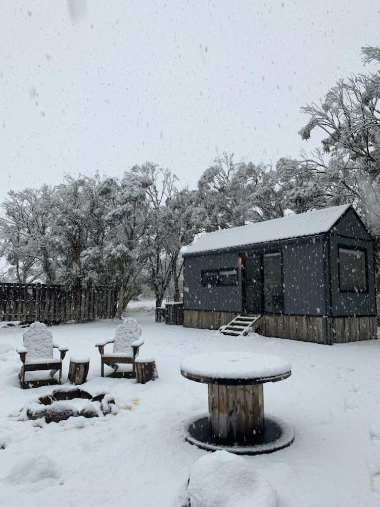 Big Yard Escapes - Two Off-Grid Tiny Houses On The Mowamba River Jindabyne Bagian luar foto