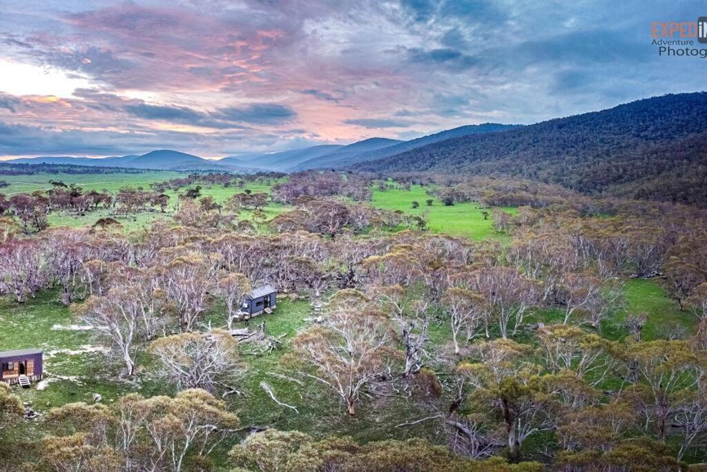 Big Yard Escapes - Two Off-Grid Tiny Houses On The Mowamba River Jindabyne Bagian luar foto