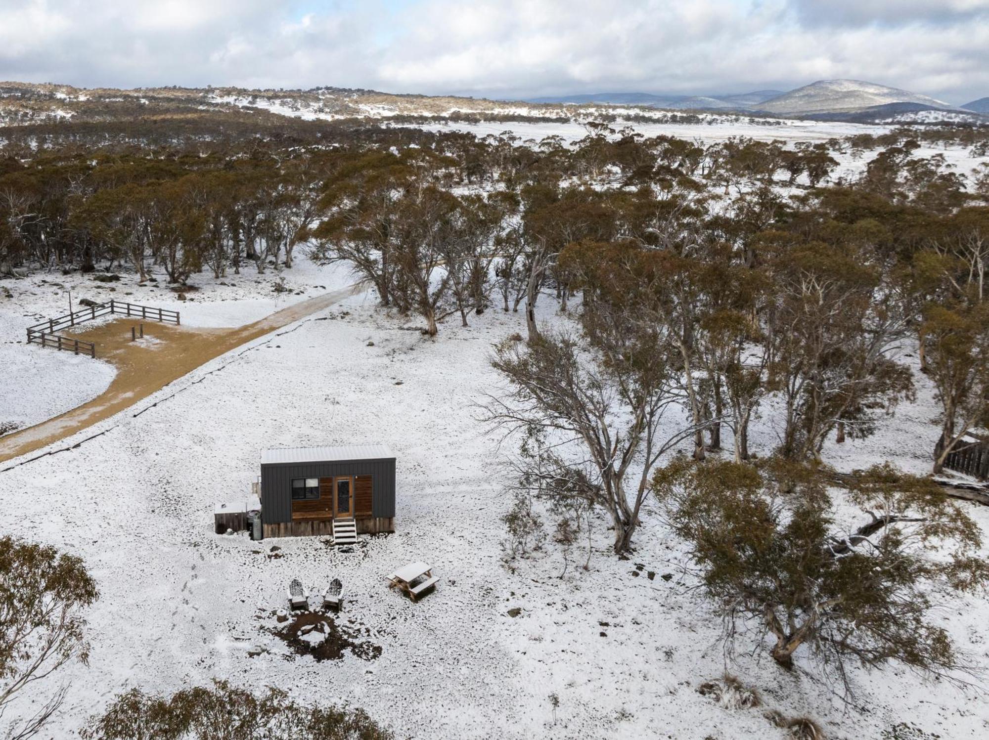Big Yard Escapes - Two Off-Grid Tiny Houses On The Mowamba River Jindabyne Bagian luar foto